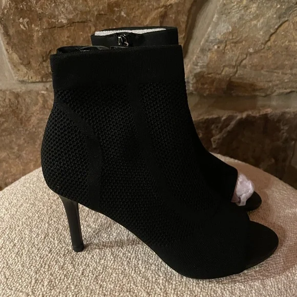 BLEECKER AND BOND BLACK PEEP TOE BOOTIES - Picture 5 of 7